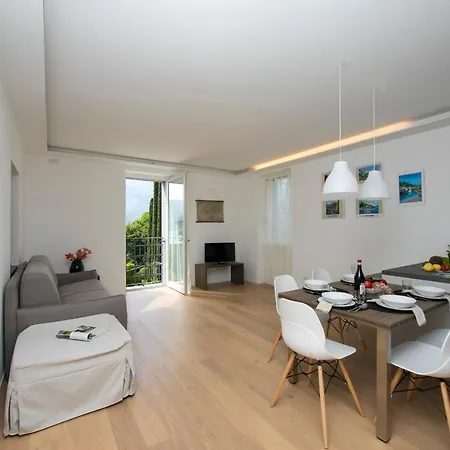 Daire Sleeps 5 Pool Air Con Mezzegra