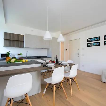 아파트 Sleeps 5 Pool Air Con 메체그라
