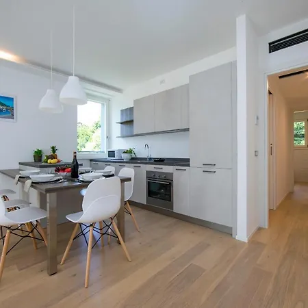 Sleeps 5 Pool Air Con